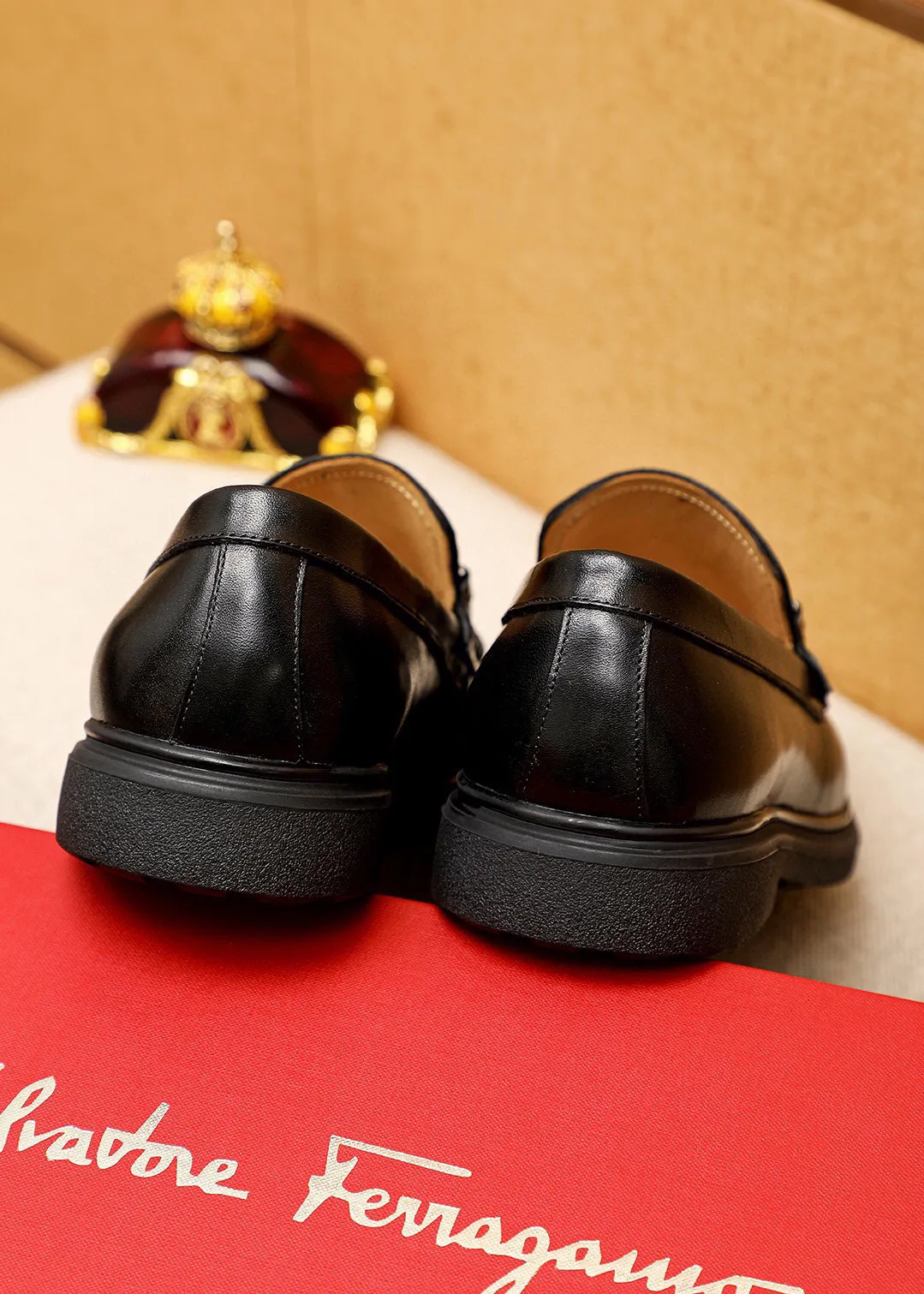 Men's shoes 💰460 💐 Product trademark: Ferragamo "Ferragamo" casual leather shoes Regular size: 38-44 (45🉑️customized) Product materials: Selected imported first-layer calfskin upper + luxury hardware buckle, imported water-dyed cow leather lining. Strong three-dimensional visual effect, rubber outsole Color: 1⃣️color optional